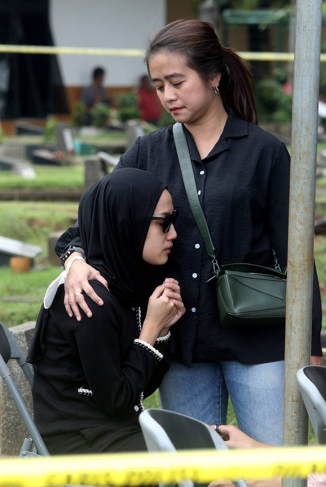 Artis Tamara Tyasmara saat menghadiri autopsi anaknya di TPU Jeruk Purut, Jakarta, Selasa (6/02/2024). Foto: Dok. Agus Apriyanto