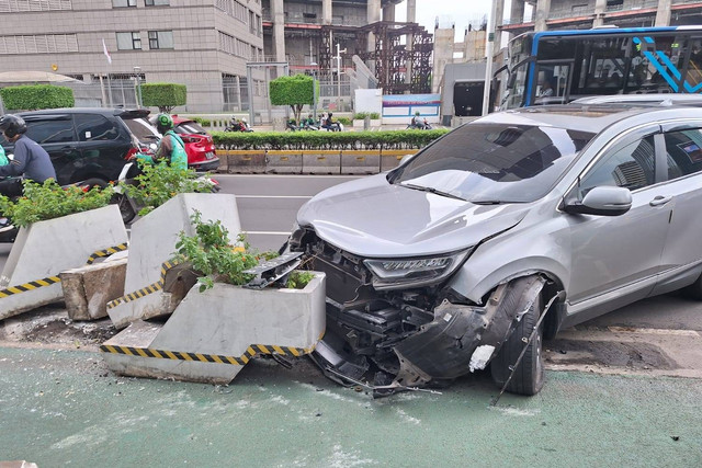 Mobil Honda CRV berwarna silver ringsek usai menabrak separator jalur sepeda di Jalan Thamrin, Jakarta, Selasa (6/2/2024).  Foto: Dok. Ditlantas Polda Metro Jaya