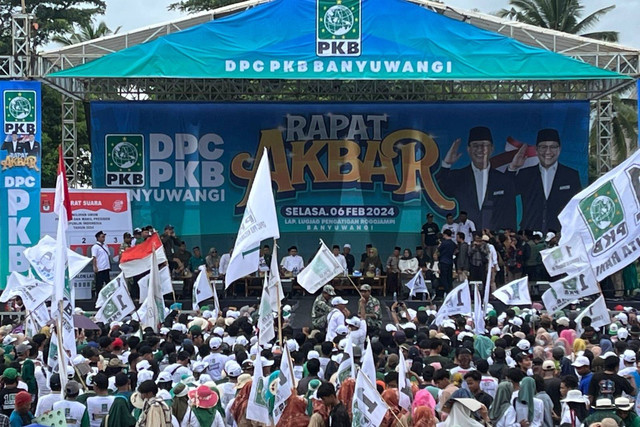 Cawapres 01 Muhaimin Iskandar alias Cak Imin menyapa masyarakat di Lapangan Lugjag Pengatigan Rogojampi, Banyuwangi, Jawa Timur, Selasa (6/2/2024). Foto: Haya Syahira/kumparan