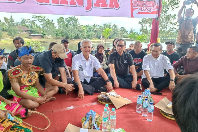 Capres 03 Ganjar Pranowo saat menghadiri Jathilan Bareng Mas Ganjar di Embung Kali Aji, Kapanewon Turi, Kabupaten Sleman, Selasa (6/2/2024. Foto: Arfiansyah Panji Purnandaru/kumparan