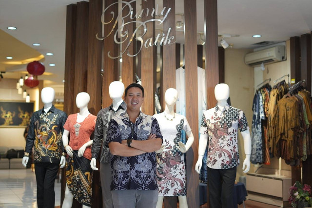 CEO Rianty Batik, Aditya Suryadinata di Workshop Batik bersama Shop Tokopedia di Malioboro Yogyakarta, Selasa (6/2/2024). Foto: Tokopedia