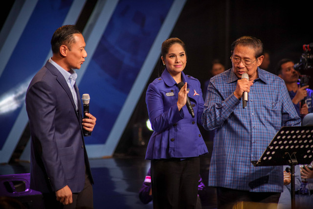 Ketua Umum Partai Demokrat Agus Harimurti Yudhoyono (AHY ) bernyanyi bersama istrinya Annisa Pohan, dan Presiden ke-6 RI Susilo Bambang Yudhoyono (SBY) di Jakarta Convention Center (JCC), Senayan, Jakarta, Selasa (6/2/2024). Foto: Jamal Ramadhan/kumparan