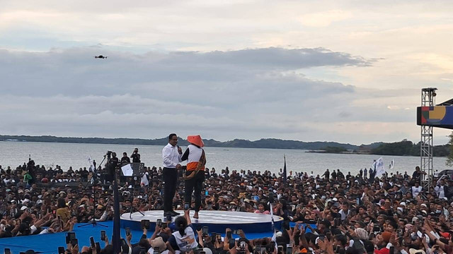 Capres 01 Anies Baswedan menyapa massa pendukung di Lapangan Lumpue, Parepare, Sulsel, Selasa (6/2/2024). Foto: Annisa Thahira Madina/kumparan