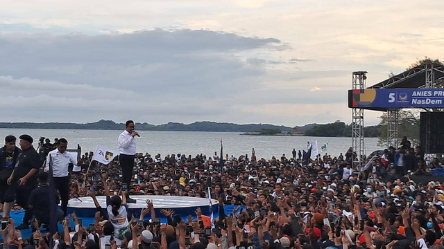 Capres 01 Anies Baswedan menyapa massa pendukung di Lapangan Lumpue, Parepare, Sulsel, Selasa (6/2/2024). Foto: Annisa Thahira Madina/kumparan