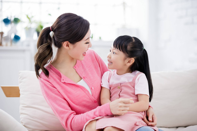 Ilustrasi anak berbicara dengan ibu. Foto: aslysun/Shuttterstock