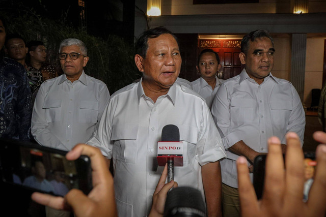 Ketua Umum Partai Gerindra Prabowo Subianto menyapa wartawan saat HUT ke-16 Partai Gerindra di Kertanegara, Jakarta, Selasa (6/2/2024). Foto: Jamal Ramadhan/kumparan
