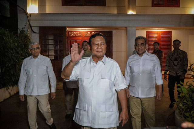 Ketua Umum Partai Gerindra Prabowo Subianto menyapa wartawan saat HUT ke-16 Partai Gerindra di Kertanegara, Jakarta, Selasa (6/2/2024). Foto: Jamal Ramadhan/kumparan