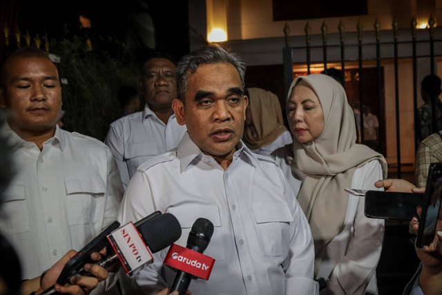 Sekjen Partai Gerindra Ahmad Muzani menyapa wartawan saat HUT ke-16 Partai Gerindra di Kertanegara, Jakarta, Selasa (6/2/2024). Foto: Jamal Ramadhan/kumparan