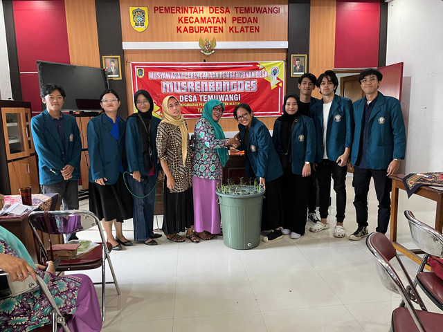 Dok. Pribadi - Penyerahan 1 set alat BUDIKDAMBER kepada ibu ketua RW