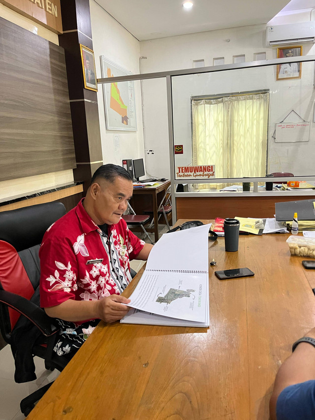 Pemeriksaan Profil Wilayah dan Album Peta Desa Temuwangi oleh PJ Kepala Desa Temuwangi