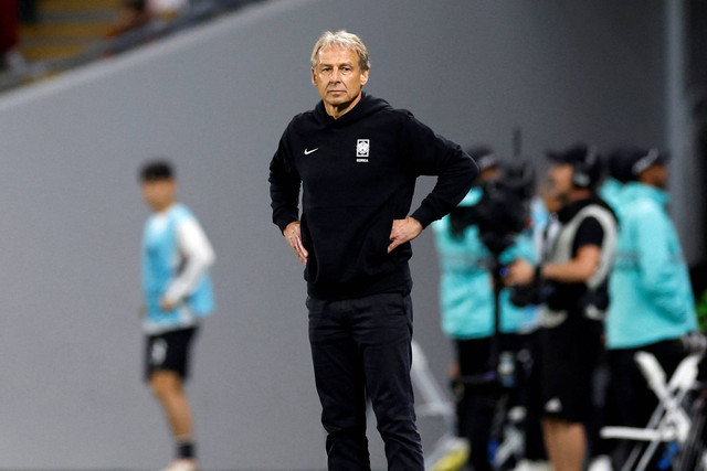 Pelatih Jurgen Klinsmann terlihat sedih setelah Koresa Selatan tersingkir dari Piala Asia di Stadion Ahmed bin Ali, Al Rayyan, Qatar, Selasa (6/2/2024). Foto: Molly Darlington/REUTERS