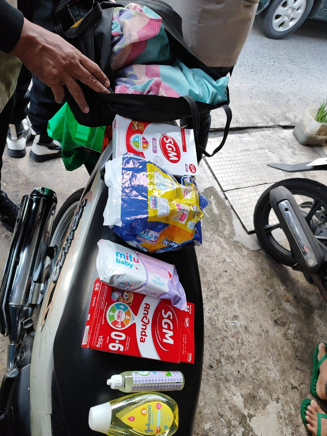 Perlengkapan bayi di dalam totebag. Dok: Humas Polres Metro Depok