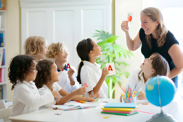 Ilustrasi Pendidikan melalui Home Schooling yang Diikuti beberapa Anak. Sumber : https://www.istockphoto.com/