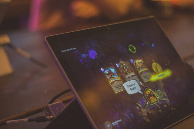 Ilustrasi laptop 2-in-1 dengan harga terjangkau. Foto: unsplash 