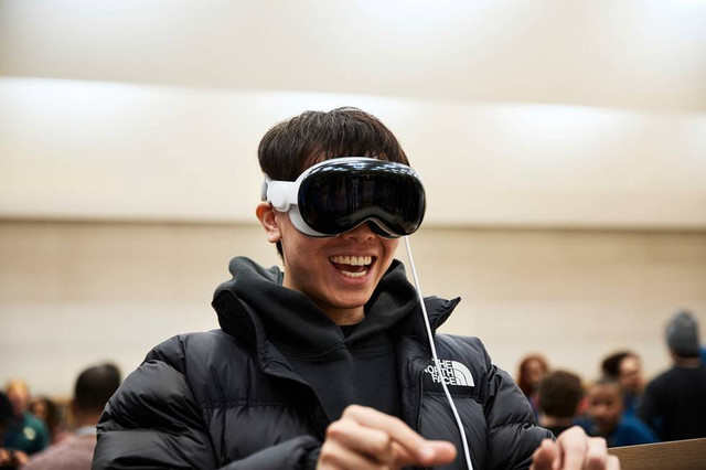 Pelanggan menjajal Apple Vision Pro untuk pertama kali di Apple Store Fifth Avenue di New York, AS, Jumat (2/2). Foto: Apple