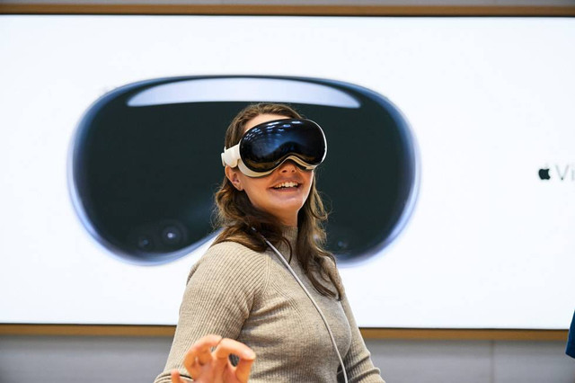 Pelanggan menjajal Apple Vision Pro untuk pertama kali di Apple Store Fifth Avenue di New York, AS, Jumat (2/2). Foto: Apple