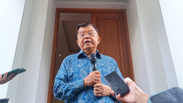 Jusuf Kalla saat dijumpai di rumahnya di Brawijaya, Jaksel, Rabu (7/2/2024). Foto: Thomas Bosco/kumparan