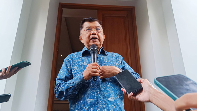Jusuf Kalla saat dijumpai di rumahnya di Brawijaya, Jaksel, Rabu (7/2/2024). Foto: Thomas Bosco/kumparan