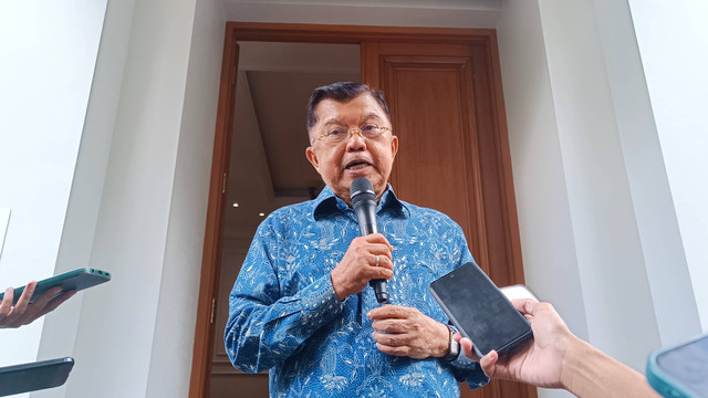 Jusuf Kalla saat dijumpai di rumahnya di Brawijaya, Jaksel, Rabu (7/2/2024). Foto: Thomas Bosco/kumparan