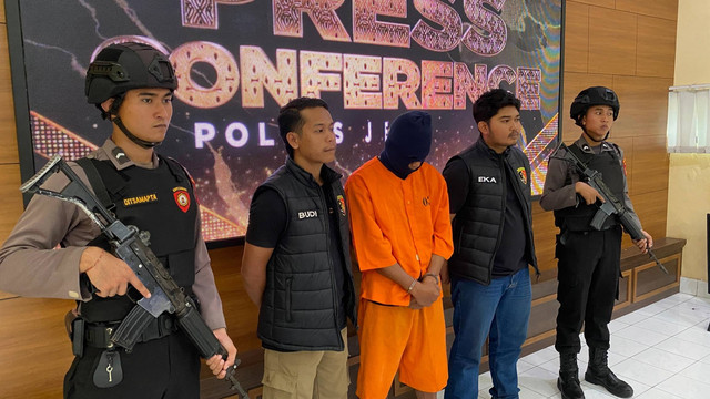 Seorang pria bernama Muksin Hidayat (30) yang menyamar jadi anggota TNI berpangkat Braka demi mengaet pujaan hatinya berinisial UN (23), ditangkap. Foto: Dok. Polres Jembrana