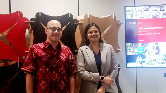 Senior Economist DBS Bank Radhika Rao dan Equities Specialist DBS Group Research Maynard Arif dalam acara Indonesia Equity Market 2024 di Menara DBS, Rabu (7/2/2024). Foto: Ave Airiza Gunanto/kumparan