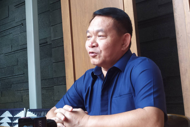 Mantan KSAD Jenderal TNI (Purn), Dudung Abdurachman, di Kota Bandung, pada Rabu (7/2/2024). Foto: Rachmadi Rasyad/kumparan