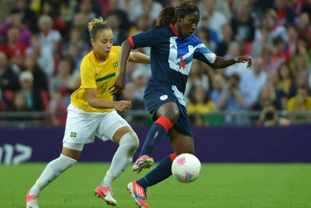 Pemain Inggris Anita Asante (kanan) selama pertandingan sepak bola wanita mereka di Stadion Wembley di London, pada tanggal 31 Juli 2012 selama Olimpiade London 2012.
Foto: Khaled Desouki/AFP