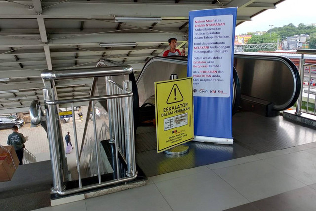 Kondisi eskalator Stasiun Bekasi yang kembali mati usai dilakukan perbaikan, Rabu (7/2/2024). Foto: kumparan