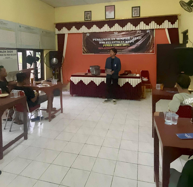 Penyampaian Edukasi Sistem Manajemen Keselamatan Bagi Pekerja Konstruksi di Balai Desa Jatimulyo 