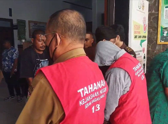 Tersangka korupsi pengadaan seragam sekolah gratis. Dok: ISt.