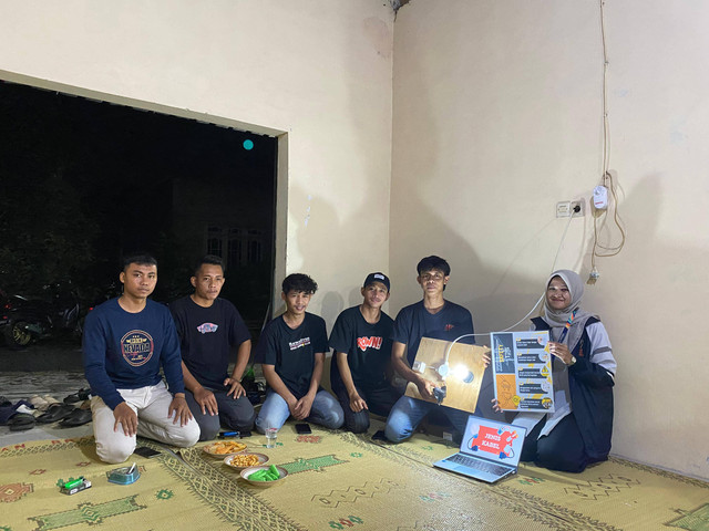 Pelatihan Instalasi Lampu Otomatis dengan Sensor Cahaya oleh mahasiswa KKN UNDIP