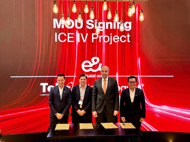 Nabil Baccouche, Group Chief Carrier Wholesale Officer from e& (kiri), Seif Mounib, Vice  President International and Wholesale Telecom Egypt (kedua dari kanan), dan Budi Satria  Dharma Purba, Chief Executive Officer (CEO) Telin (paling kanan) saat penandatanganan MoU  Pengembangan SKKL ICE System IV Project di Dubai (7/2). Foto: dok. Telkom