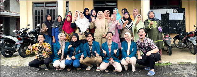 Sesi foto bersama dengan para Ibu PKK Desa Banjarejo