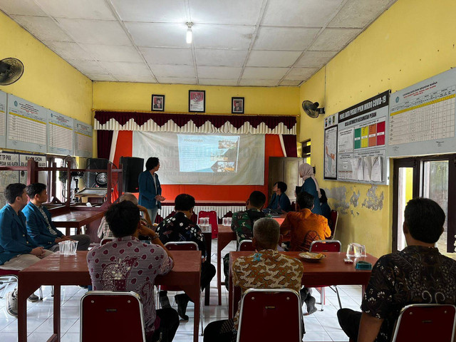 Presentasi Masterplan JEC oleh TIM 1 KKN Undip kepada Perangkat Desa Jatimulyo (Sumber: Dokumentasi Penulis)