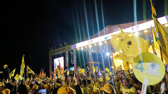 Ketua Umum Golkar Airlangga Hartarto tiba di lokasi Kampanye Akbar Golkar di Lapangan Panahan Stadion Pakansari, Bogor, Rabu (7/2/2024). Foto: Thomas Bosco/kumparan