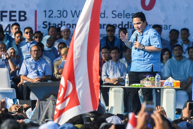 Erick Thohir  memberikan pidato politik saat menghadiri Konser Indonesia Maju di Stadion Baharoeddin Siregar, Deli Serdang, Sumatera Utara, Rabu (7/2/2024). Foto: Galih Pradipta/ANTARA FOTO