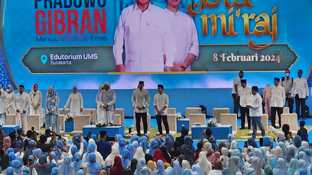 Cawapres nomor urut 02, Gibran Rakabuming Raka, Ketum Partai Demokrat, AHY dan Gubernur Jawa Timur, Khofifah Indar Parawansa menghadiri acara peringatan Isra Mi'raj yang bertajuk Bergerak Bersama Prabowo & Gibran Menuju Indonesia Emas. Foto: Zamachsyari/kumparan