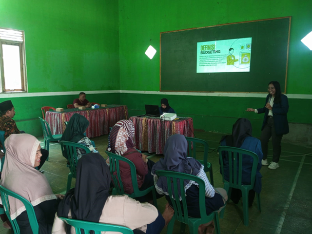 Penyampai materi kepada pelaku Usaha Mikro Menengah (UMKM) Desa Kalikobok