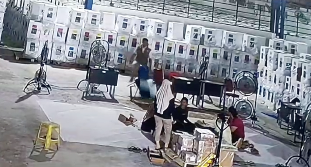 Tangkapan layar CCTV saat pria yang diduga Ketua KPU Batam mengamuk menendang meja. Dok: Batamnews.co.id.
