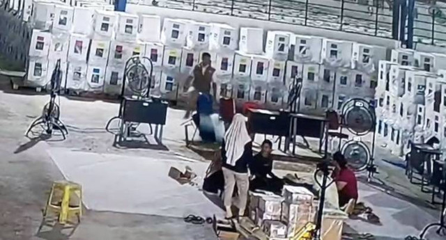 Tangkapan layar CCTV saat pria yang diduga Ketua KPU Batam mengamuk menendang meja. Foto: Batamnews.co.id