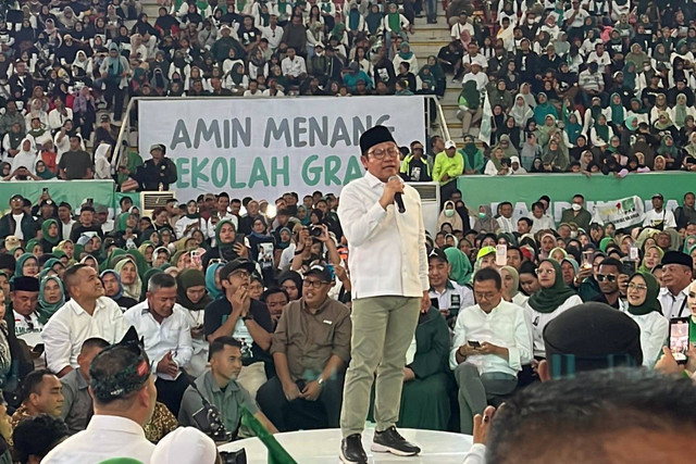 Cawapres 01 Muhaimin Iskandar (Cak Imin) menyapa kader PKB di Gor C-Tra Arena, Kota Bandung, Jawa Barat, Kamis (8/2/2024). Foto: Haya Syahira/kumparan