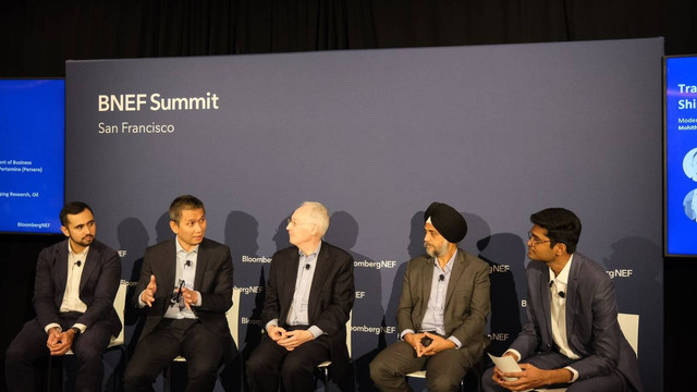 Senior Vice President Business Development PT Pertamina (Persero) Wisnu Medan Santoso (kedua dari kiri), yang sebelumnya menjabat sebagai Direktur Perencanaan Bisnis PIS, menjadi pembicara di BloombergNEF Summit 2024, San Fransisco, Amerika. Foto: Dok. PIS