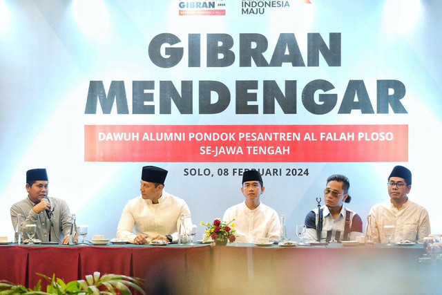 Cawapres 02, Gibran Rakabuming Raka hadir bersama KH Miftah Maulana Habiborahman (Gus Miftah) dan Ketua Umum Partai Demokrat Agus Harimurti Yudhoyono (AHY) dalam kegiatan istigasah, di Edutorium Universitas Muhammadiyah Surakarta (UMS), Kamis (8/2/2024). Foto: Dok. Istimewa