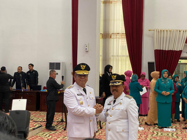 Pj Gubernur Kalbar, Harisson setelah melantik Bupati Sanggau Yohanes Ontot di Balai Petitih Kantor Gubernur Kalbar. Foto: Rere Hutapea/Hi!Pontianak