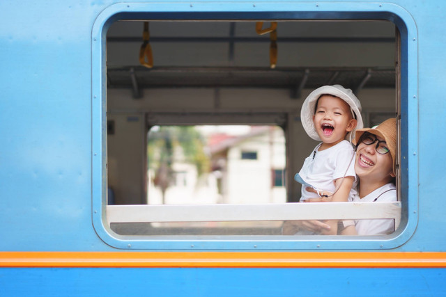 Ilustrasi balita mudik naik kereta. Foto: Shutterstock