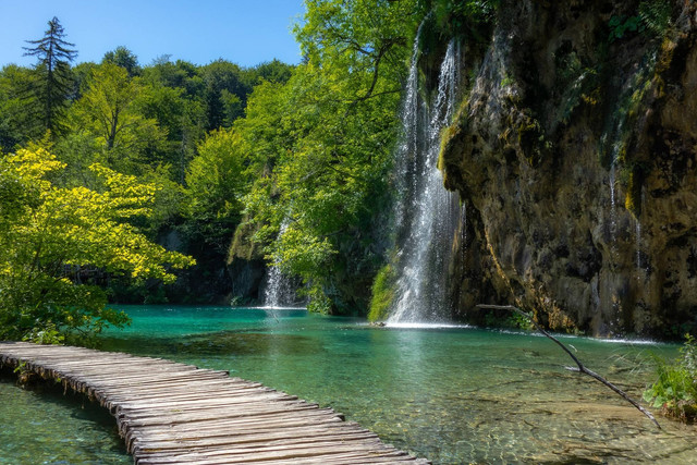 [Air Terjun Tembok Barak] Foto hanya ilustrasi, bukan tempat sebenarnya. Sumber: unsplash/Ihse