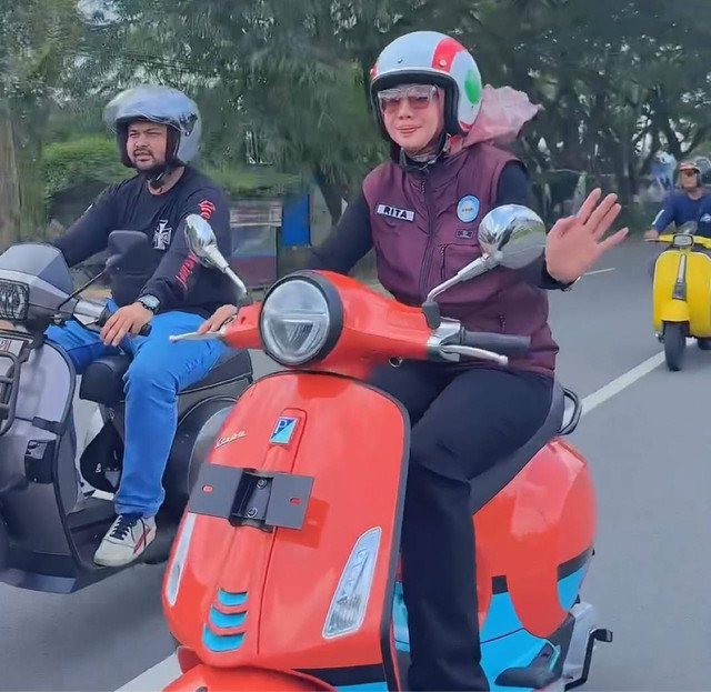 Kadis Pendidikan Kalbar riding bersama Komunitas Vespa ke Muara Kakap antarkan sepatu untuk para siswa di sana. Foto: Instagram @rita_bersamakalian
