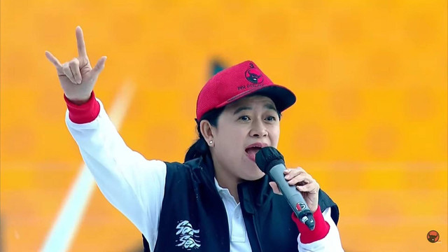 Ketua DPP PDIP Puan Maharani berpidato pada Hajatan Rakyat Ganjar-Mahfud di RTH Maron, Genteng, Banyuwangi, Kamis (8/2/2024). Foto: Youtube/PDIP