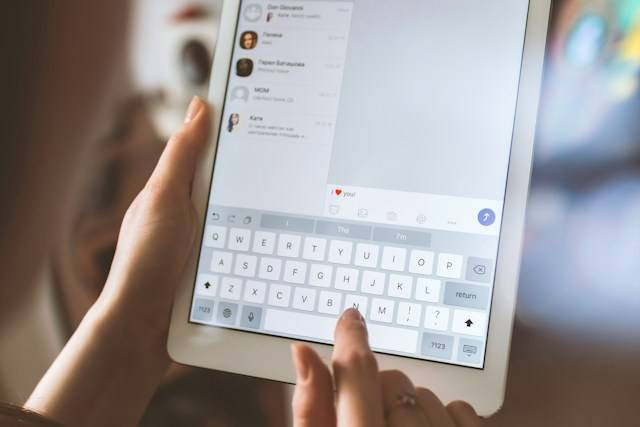 Ilustrasi Tips PDKT Lewat Chat.. Sumber Foto: Unsplash.com/JESHOOTS.COM