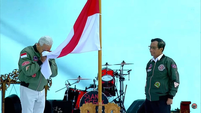 Momen Ganjar-Mahfud Cium Bendera Merah Putih di Kampanye Akbar ...